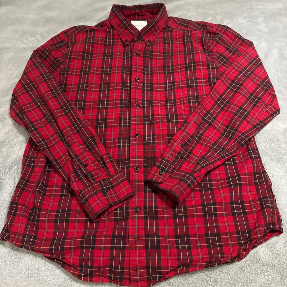 AMERICAN EAGLE LARGE RED WITH BLACK/YELLIW ACCENT. GREAT CONDITION